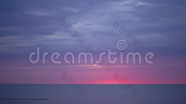 令人惊叹的黑暗风景，生动的深红色日落，在波罗的海有紫色和洋红色，在<strong>小太阳</strong>下。
